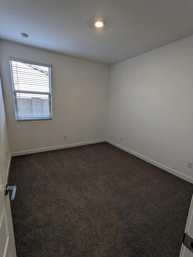 Building Photo - 2250 E Kelly Dr