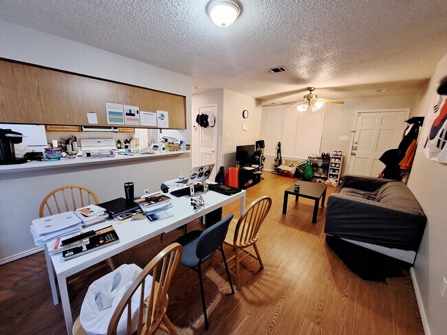 Building Photo - 2409 Leon St