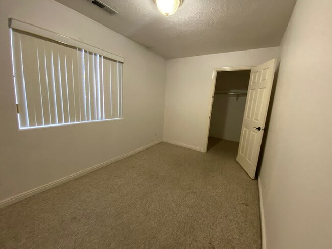 Building Photo - "2-Bedroom Townhouse with 2 Full Baths in the Heart of Saint George - Spacious 1,290 Sq. Ft. Retr...