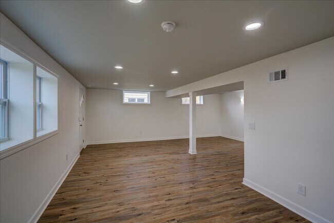 Building Photo - 714 N Meadow Ln