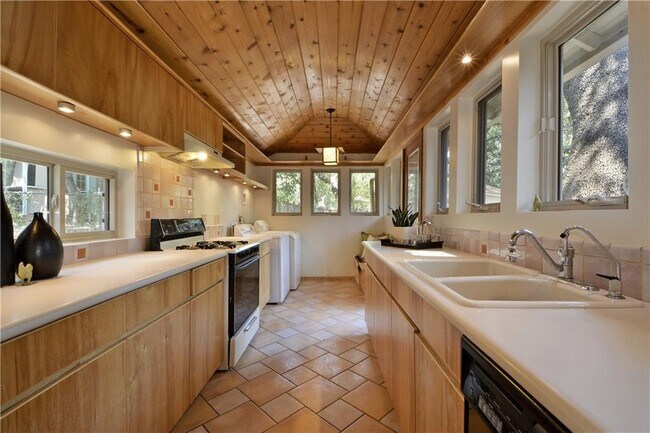 Building Photo - 1114 Mission Ridge