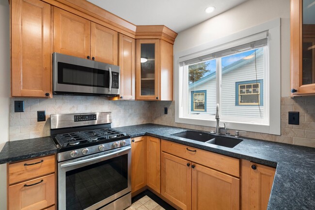 Building Photo - 2 bedroom 1 bath with full basement in Sellwood!