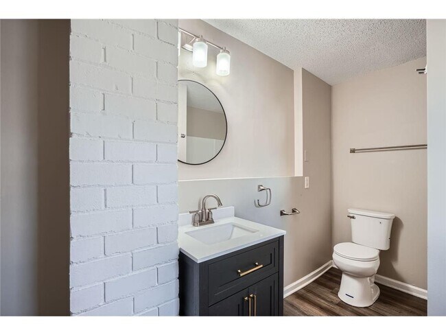 Building Photo - 707 Jenks Ave E