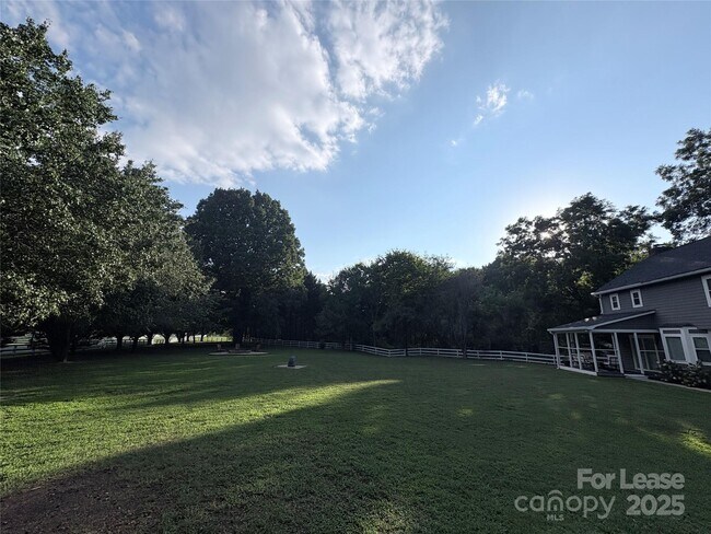 Building Photo - 7901 Saddleview Ct