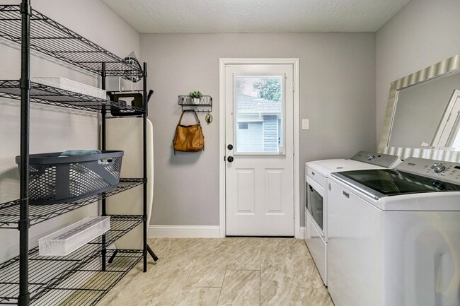 Building Photo - 10903 Hillcroft St