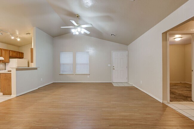 Building Photo - Gorgeous 3 bed 2 bath in Norman!