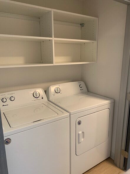 washer and dryer - 718 W Babcock St