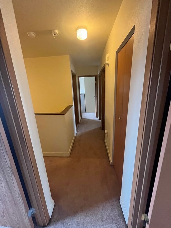 Building Photo - Partially furnished/heat included/4 bedroom