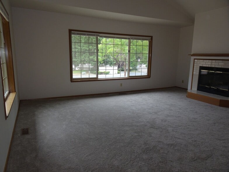 Building Photo - Charming Large 2-Bedroom Condo in the Hear...