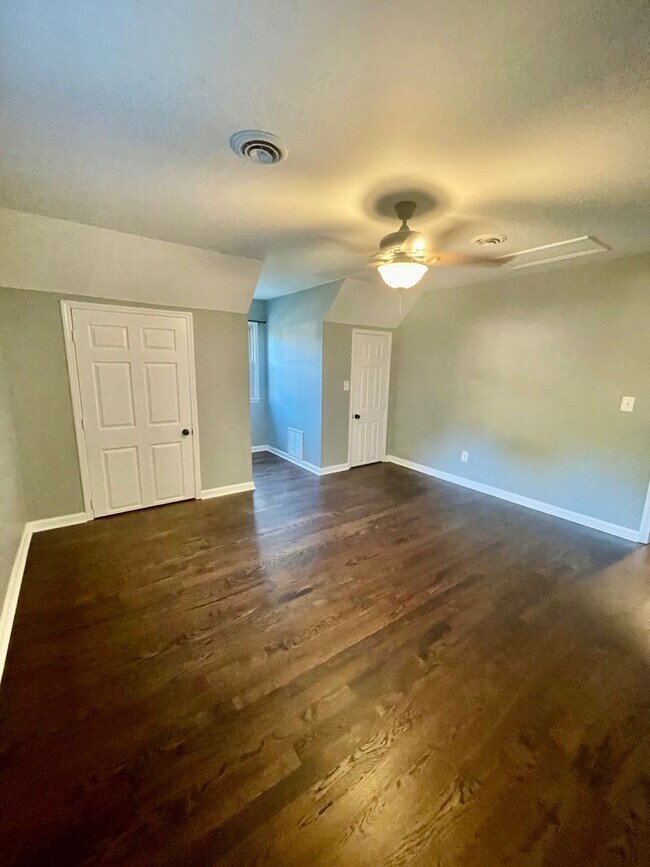 Building Photo - Welcome to this stunning 3-bedroom, 2.5-ba...