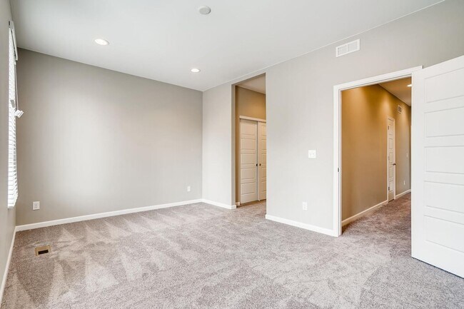 Building Photo - Beautiful + Spacious 2 Bed Townhome