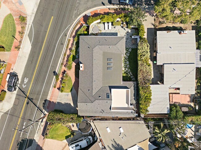 Building Photo - 806 S Ola Vista