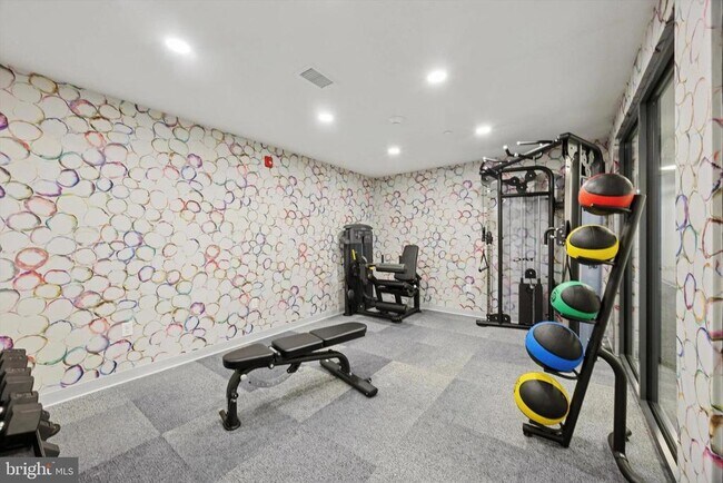 Building Photo - 4240 Chestnut St