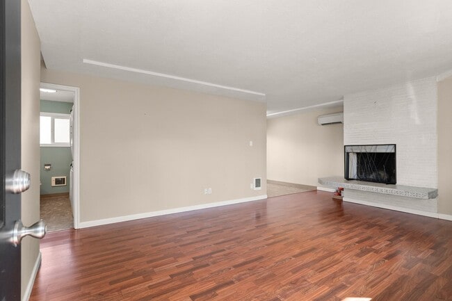 Building Photo - 2 Bedroom 1 Bath Duplex w/ Yard & Parking