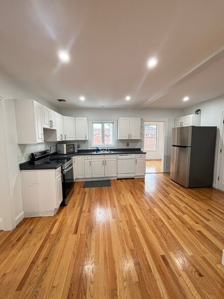 Building Photo - 554 Main St