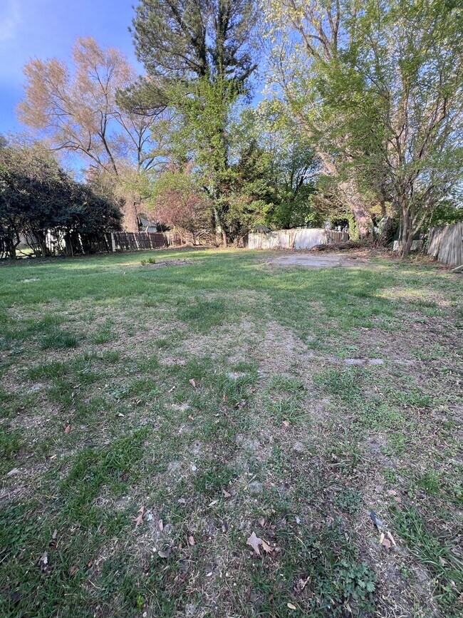 Building Photo - 2308 Pine Way