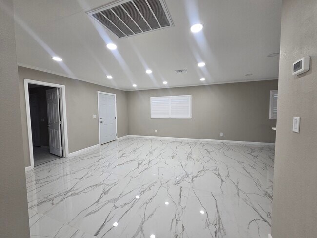 Building Photo - 52641 Avenida Martinez