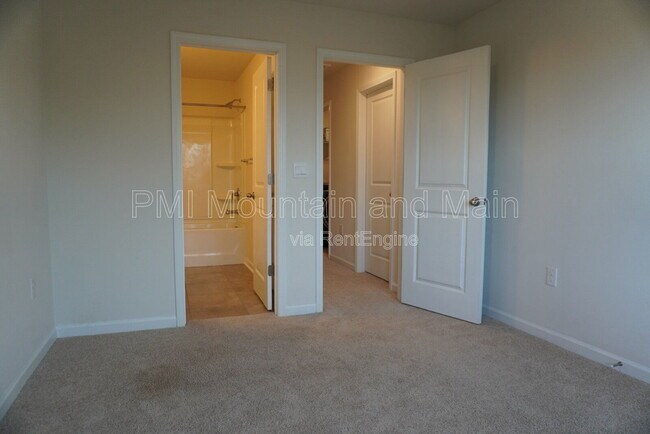 Building Photo - 210 Creekview Rd