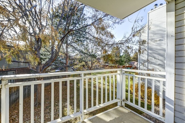 Building Photo - 2 Bedroom 2 Bath End Unit Condo with covered parking!