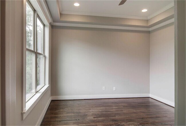Building Photo - 1023 E 24th St