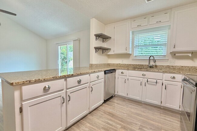 Building Photo - AVAILABLE NOW! (Pet Friendly)