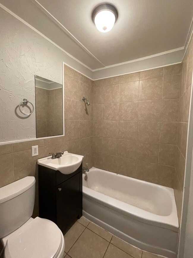 Building Photo - Cute, Clean & in Great Neighborhood!