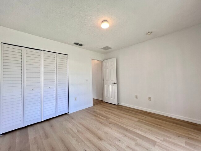 Building Photo - Beautifully Updated 3 bedroom 2 bath home ...