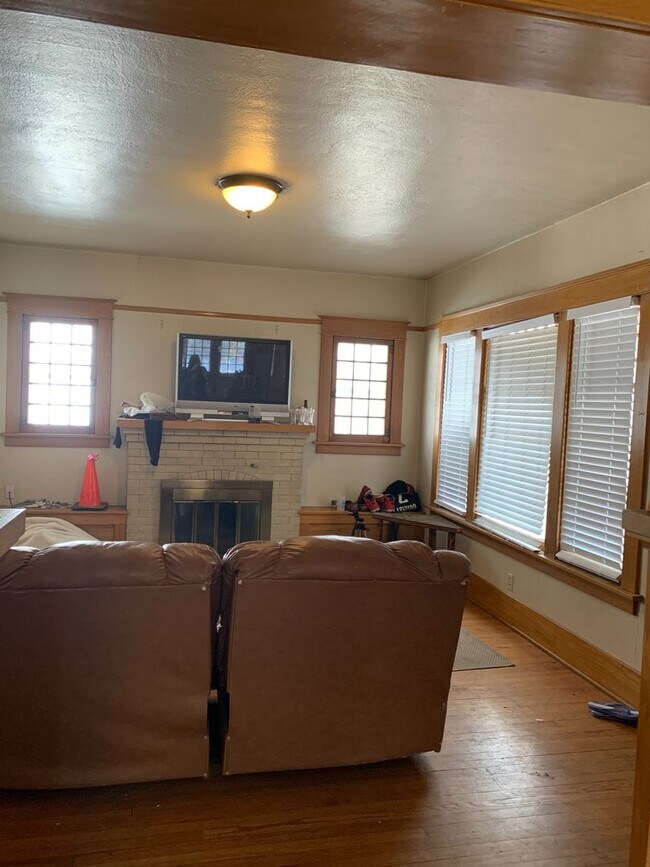 Building Photo - PRE-LEASING FOR JUNE