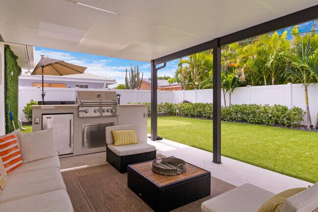 Building Photo - 2862 NE 35th Ct