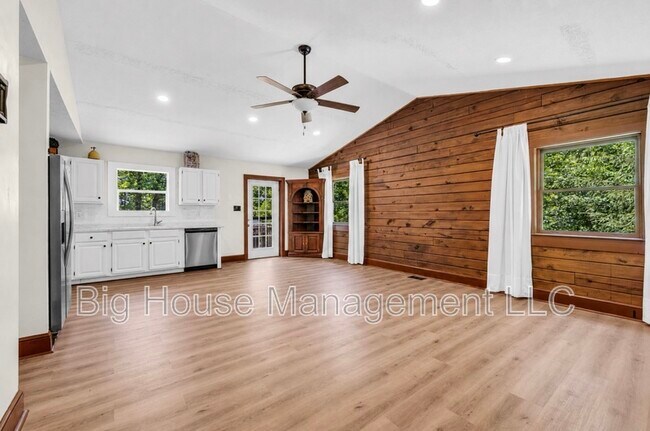 Building Photo - 1155 Old Linden Rd