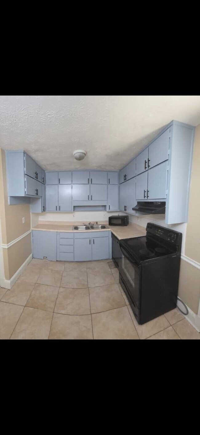 Building Photo - 2 Bedroom Townhome Style Home
