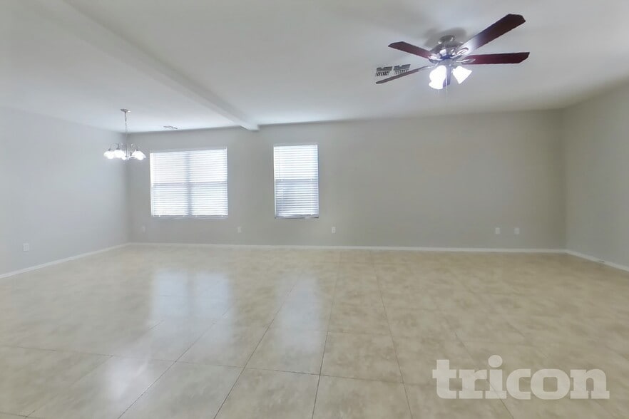 Building Photo - 2283 E Palm Beach Dr