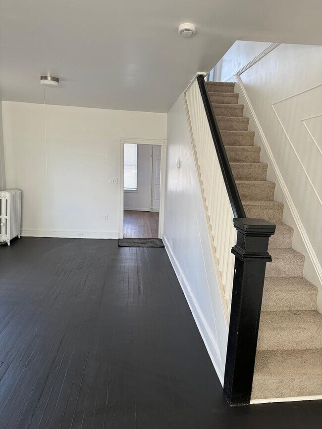 Building Photo - Recently Renovated Three Bed One Bath Ready For A New Tenant!