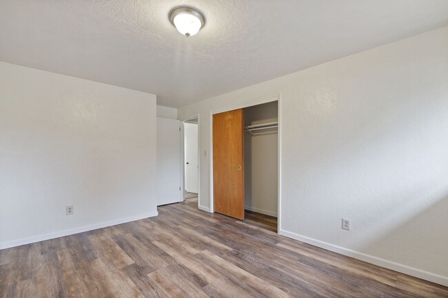 Building Photo - Move in Ready now! Easy JBLM commute, 3 be...