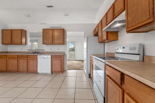 Building Photo - 3BR, 2BA available now in Silver Springs Shores