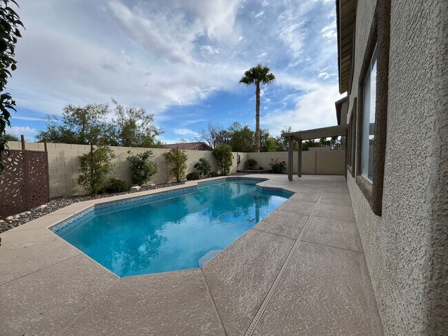 Building Photo - Summerlin Beauty