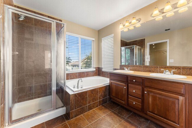 Building Photo - The Hearth of Highlands Ranch - 3bed + off...