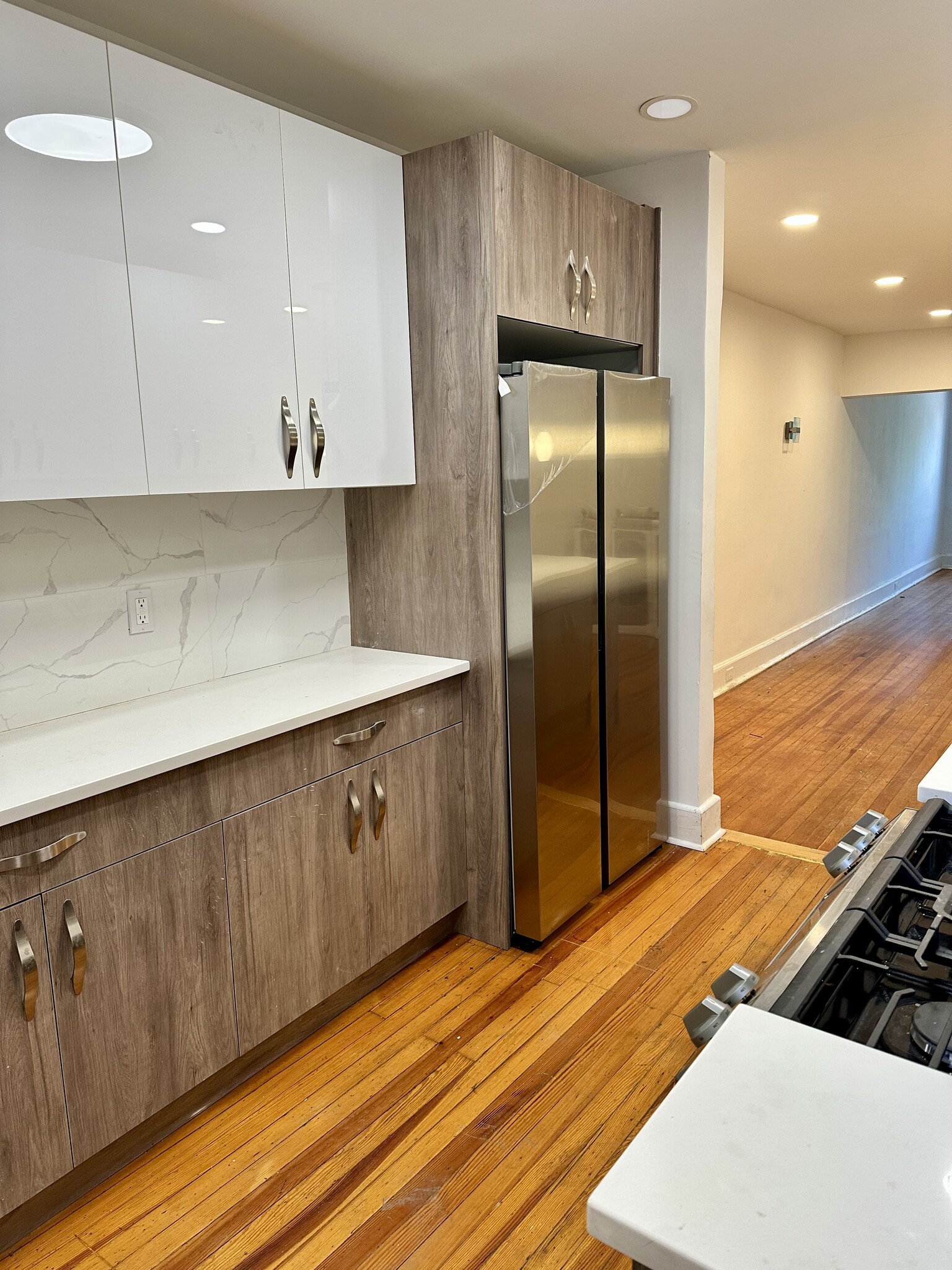 Kitchen features stainless steel appliances, including an oversized Samsung refrigerator/freezer. - 328 High St