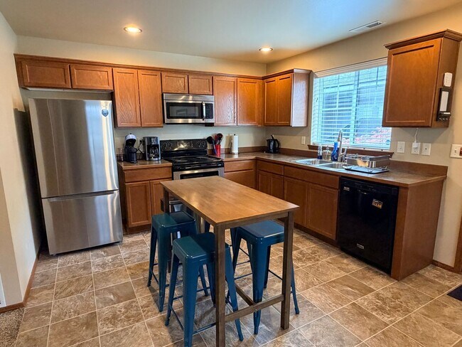 Building Photo - Short term, fully furnished home! 3 bed, 2.5 bath, central a/c, w/d, d/w, covered parking, great ...