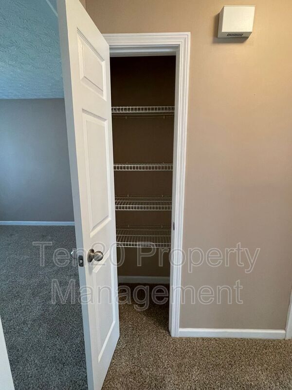 Building Photo - 7974 N Ivy Park Dr