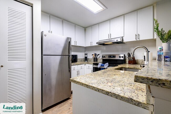 Building Photo - 1000 Palm Pl Dr NE