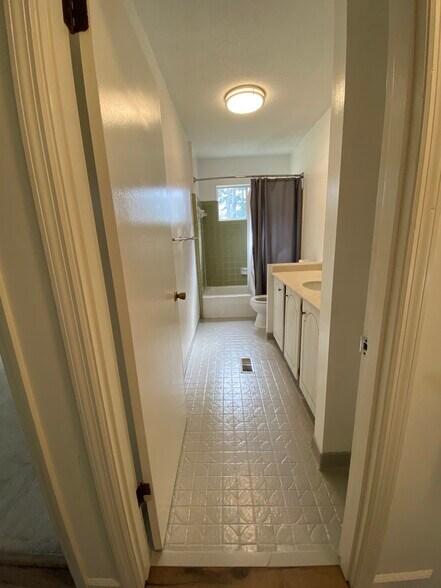 Full bathroom upstairs - 114 Woodglen Dr