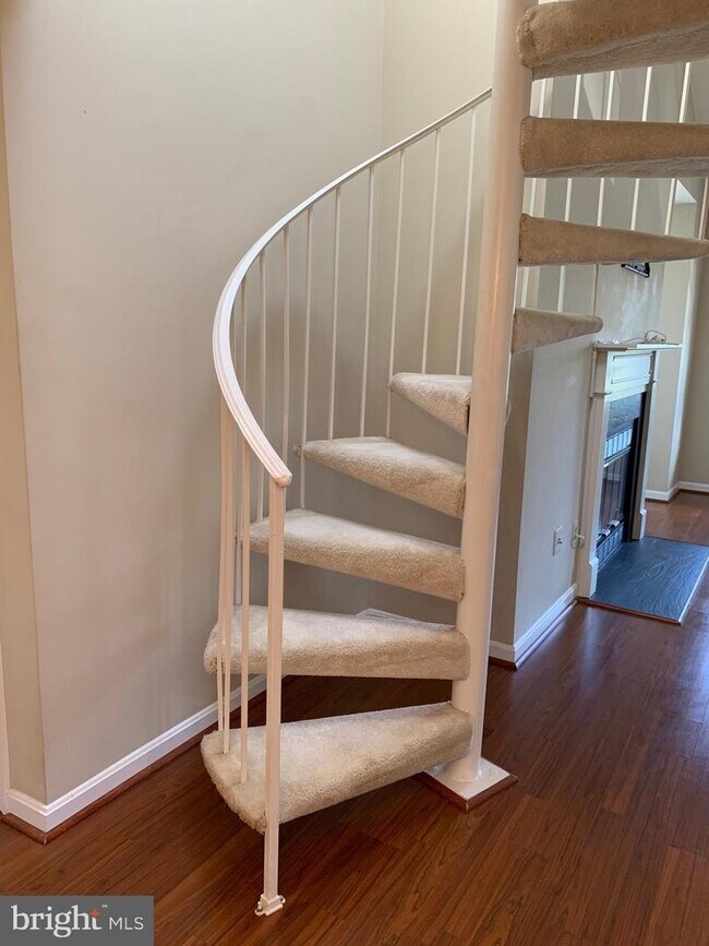 Building Photo - 6084B Essex House Square