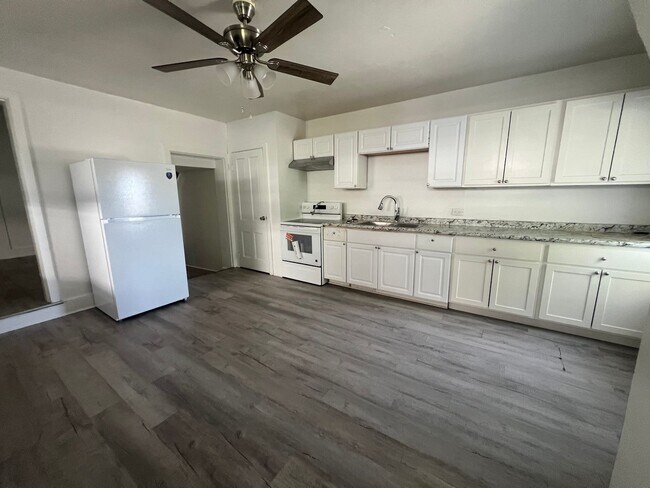 Building Photo - 857 E Market St