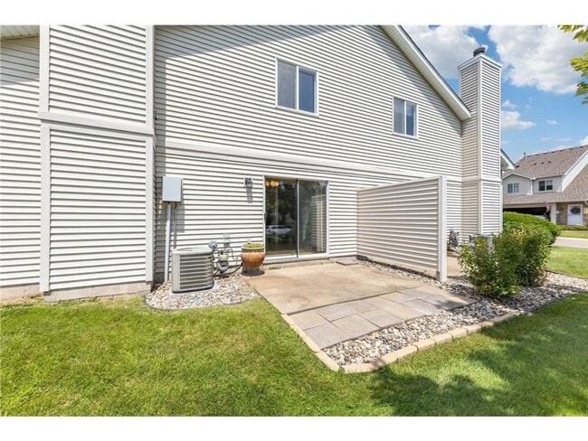 Building Photo - 2 Bed + Loft End Unit Townhome- Available 6/1