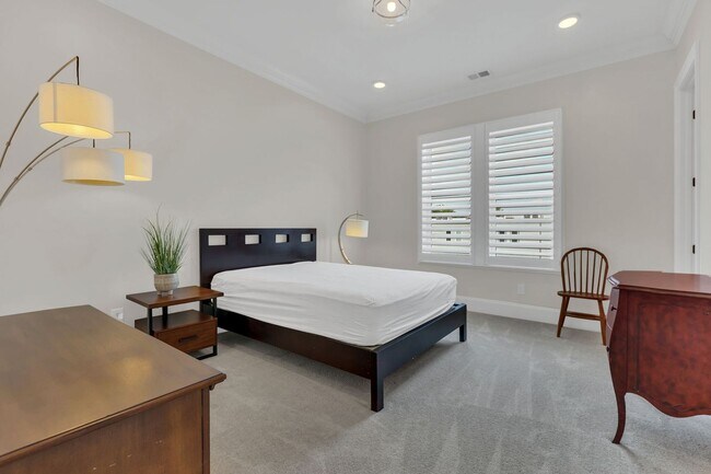 Building Photo - Rent Unfurnished or Fully Furnished - 4 Be...