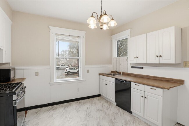 Building Photo - 98 Barrington St