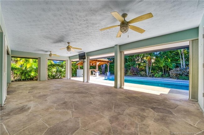 Building Photo - 7 Oakwood Dr