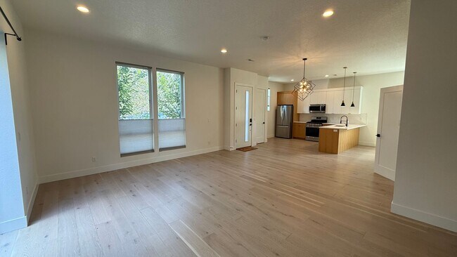 Building Photo - $900 move in bonus! Stunning & Spacious 2-...