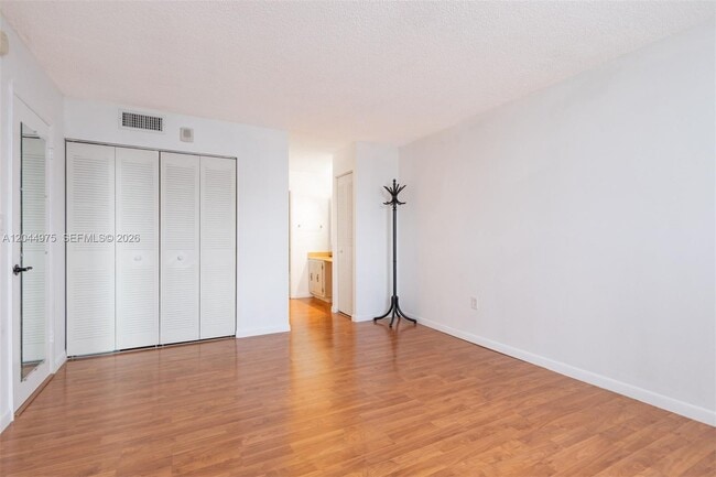 Building Photo - 6900 Bay Dr